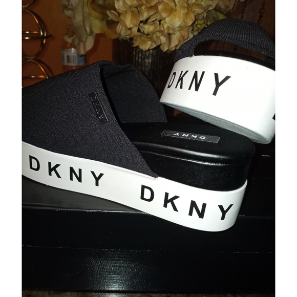 DKNY CARLI SLIDE SANDAL 🆕 - Picture 9 of 10